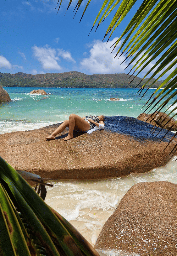 Plage de rêve à Praslin aux Seychelles sous un ciel bleu
